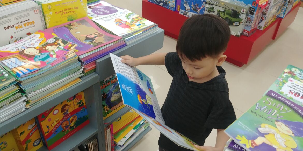 Trẻ đọc sách